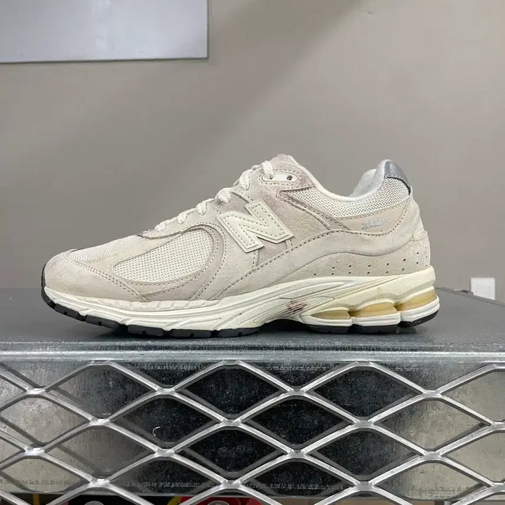 [SOLD OUT] 뉴발란스 2002R 베이지 260