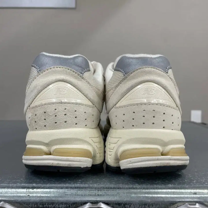 [SOLD OUT] 뉴발란스 2002R 베이지 260