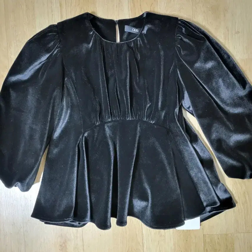 [BUNJANG] ORR Velvet Flare Blouse / ORR 벨벳 플레어 블라우스(택달린 새상품) 팔아요