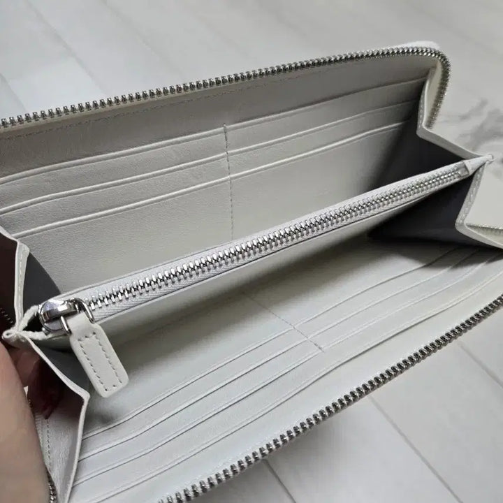 [BUNJANG] MCM Robot Stud Long Wallet / MCM 화이트 로봇 스터드 장지갑