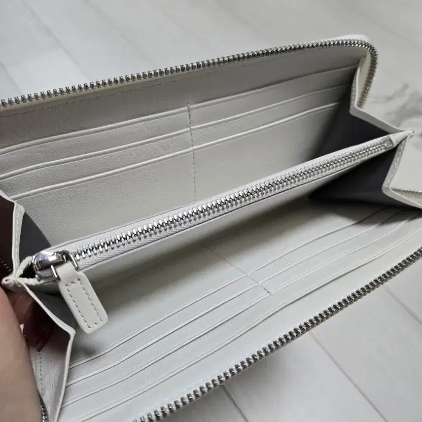 [BUNJANG] MCM Robot Stud Long Wallet / MCM 화이트 로봇 스터드 장지갑