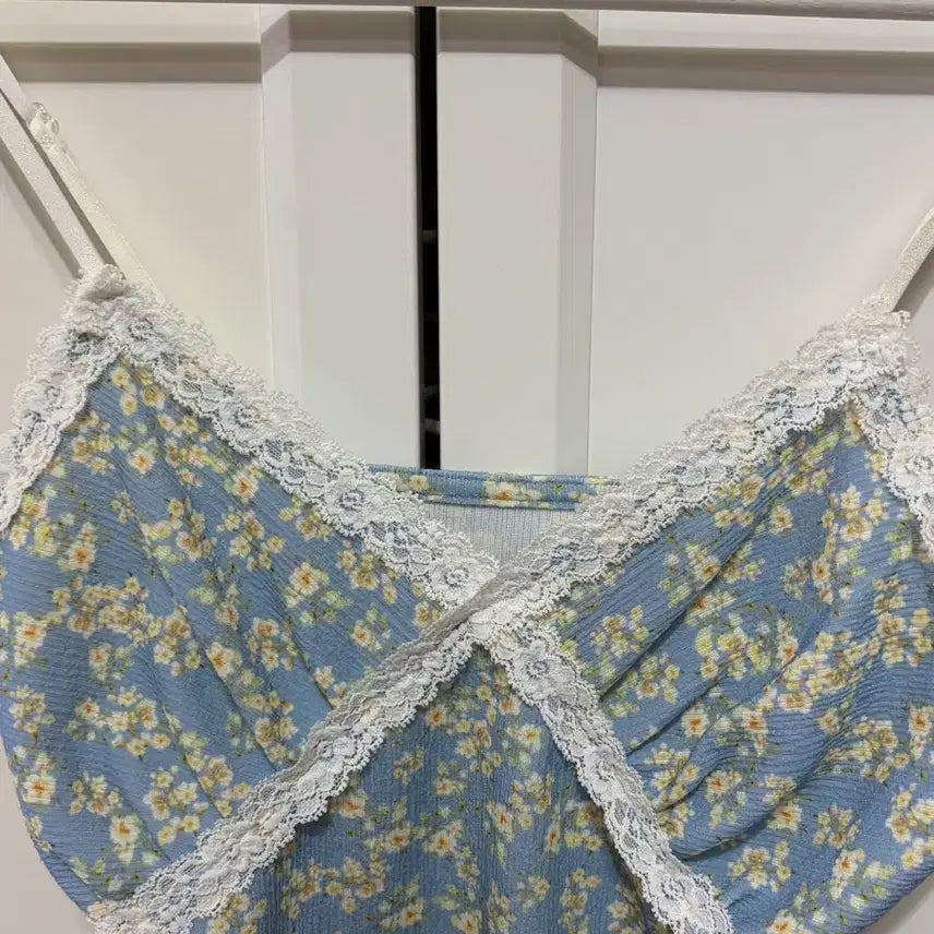 [BUNJANG] The Mysterious Hotel Flower Lace Blue Sleeveless Top / 더미스테리어스호텔 플라워 레이스 블루 슬리브리스