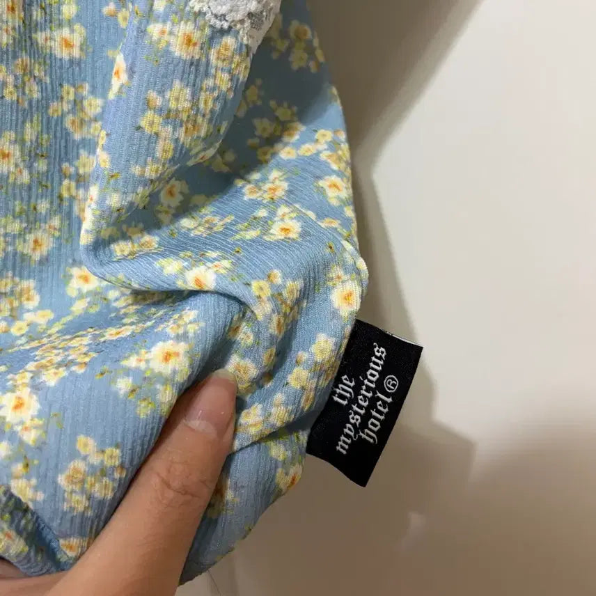 [BUNJANG] The Mysterious Hotel Flower Lace Blue Sleeveless Top / 더미스테리어스호텔 플라워 레이스 블루 슬리브리스