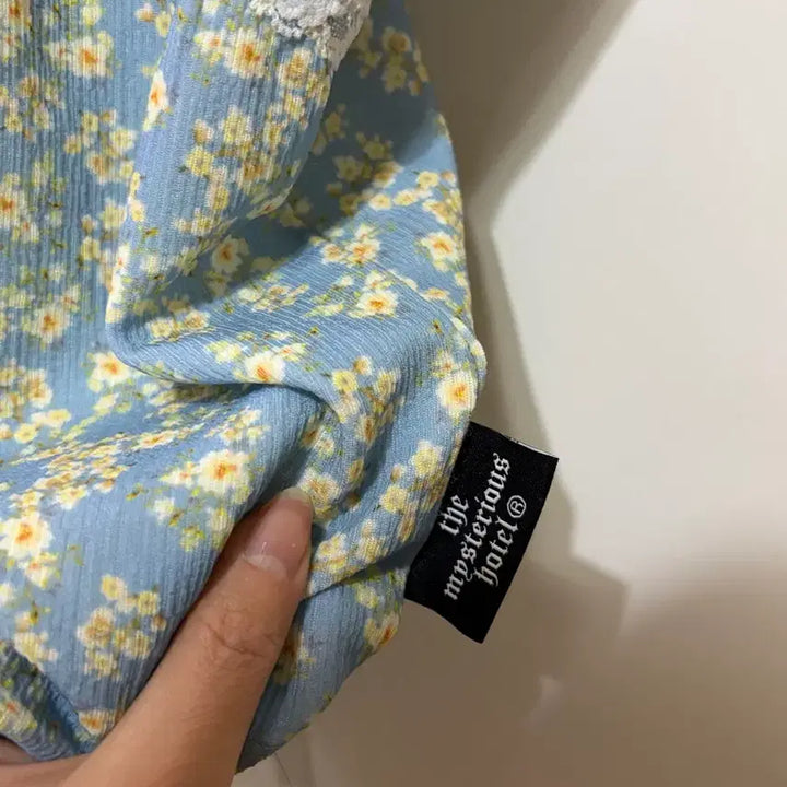 [BUNJANG] The Mysterious Hotel Flower Lace Blue Sleeveless Top / 더미스테리어스호텔 플라워 레이스 블루 슬리브리스