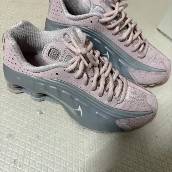 [BUNJANG] Nike Shox R4 Barely Rose Sneakers / 나이키 샥스 r4 베얼리로즈 230 사이즈
