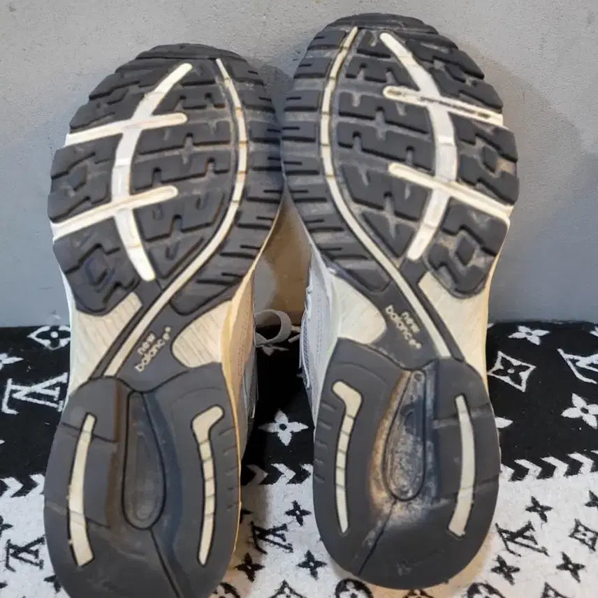 [BUNJANG] New Balance 933 Sneakers / 정품 뉴발란스 933 스니커즈