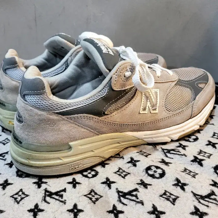 [BUNJANG] New Balance 933 Sneakers / 정품 뉴발란스 933 스니커즈
