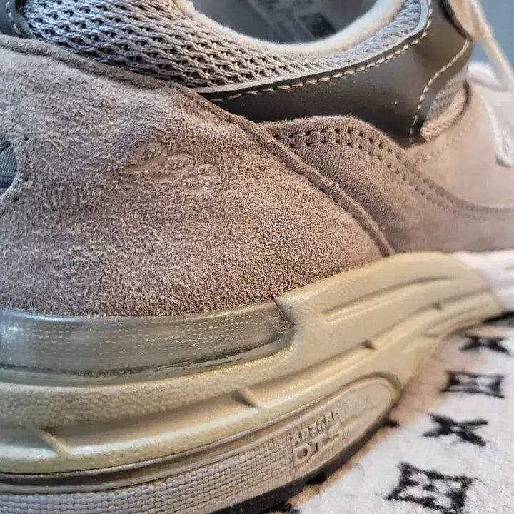 [BUNJANG] New Balance 933 Sneakers / 정품 뉴발란스 933 스니커즈