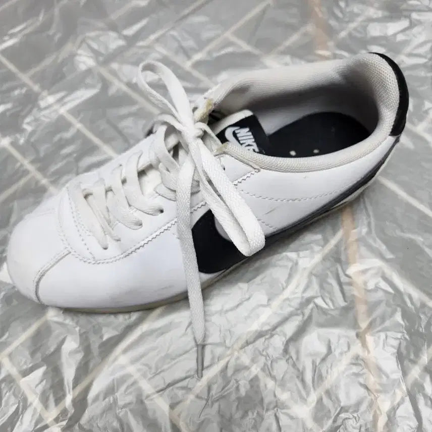 [BUNJANG] Nike Cortez White and Black Sneakers 260 / 카/나이키 코르테즈 흰검 운동화260