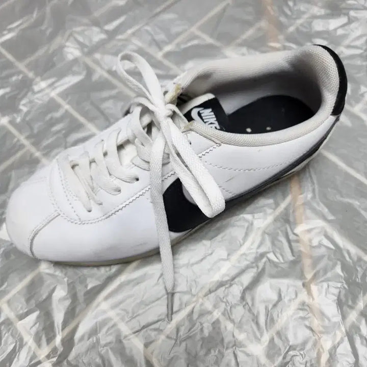 [BUNJANG] Nike Cortez White and Black Sneakers 260 / 카/나이키 코르테즈 흰검 운동화260