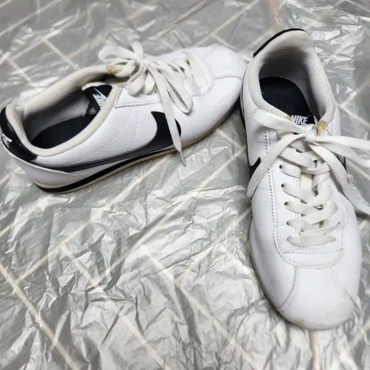 [BUNJANG] Nike Cortez White and Black Sneakers 260 / 카/나이키 코르테즈 흰검 운동화260