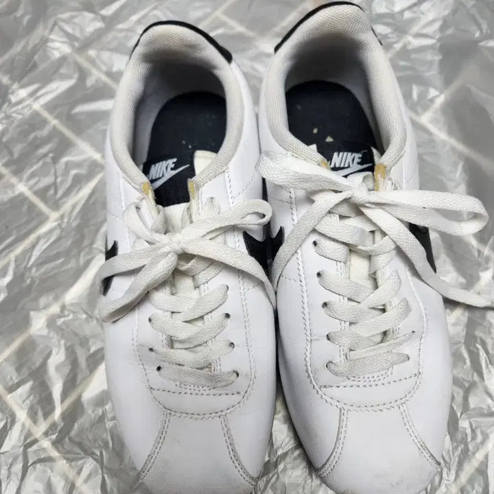 [BUNJANG] Nike Cortez White and Black Sneakers 260 / 카/나이키 코르테즈 흰검 운동화260