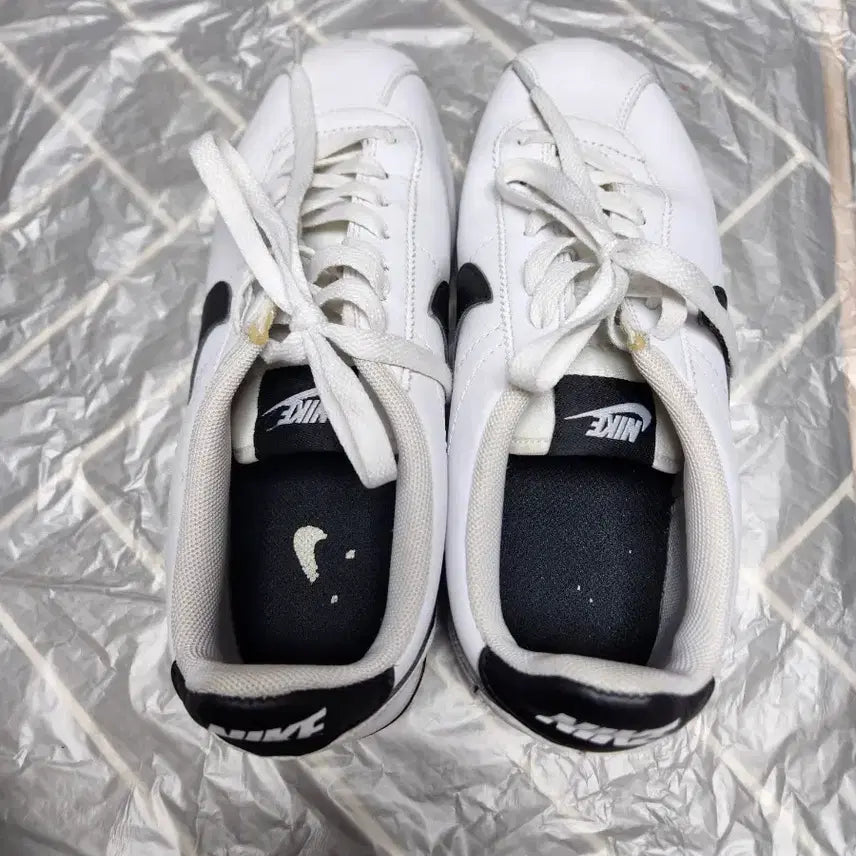 [BUNJANG] Nike Cortez White and Black Sneakers 260 / 카/나이키 코르테즈 흰검 운동화260
