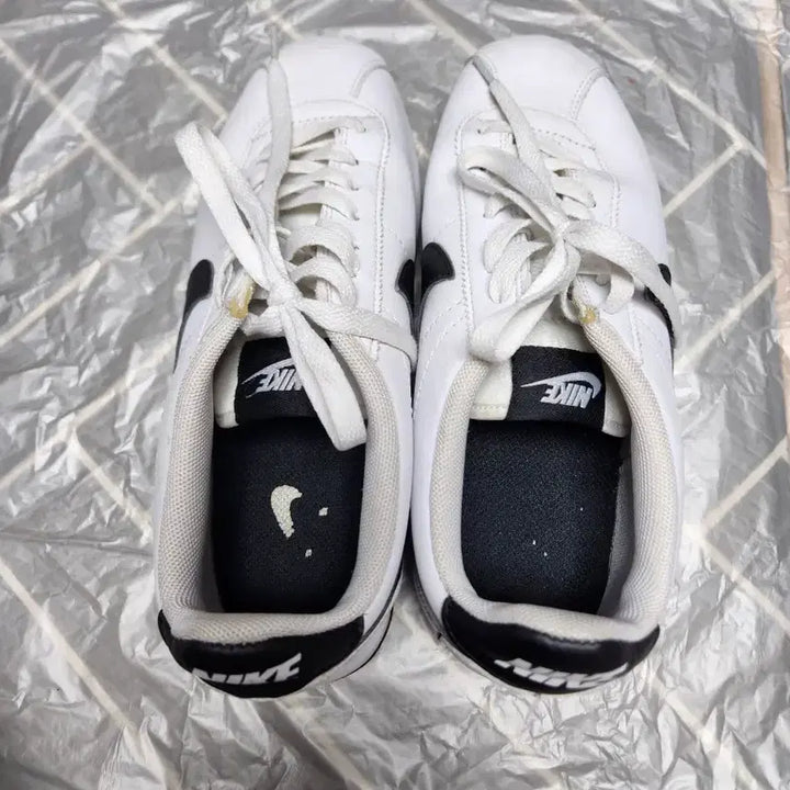 [BUNJANG] Nike Cortez White and Black Sneakers 260 / 카/나이키 코르테즈 흰검 운동화260