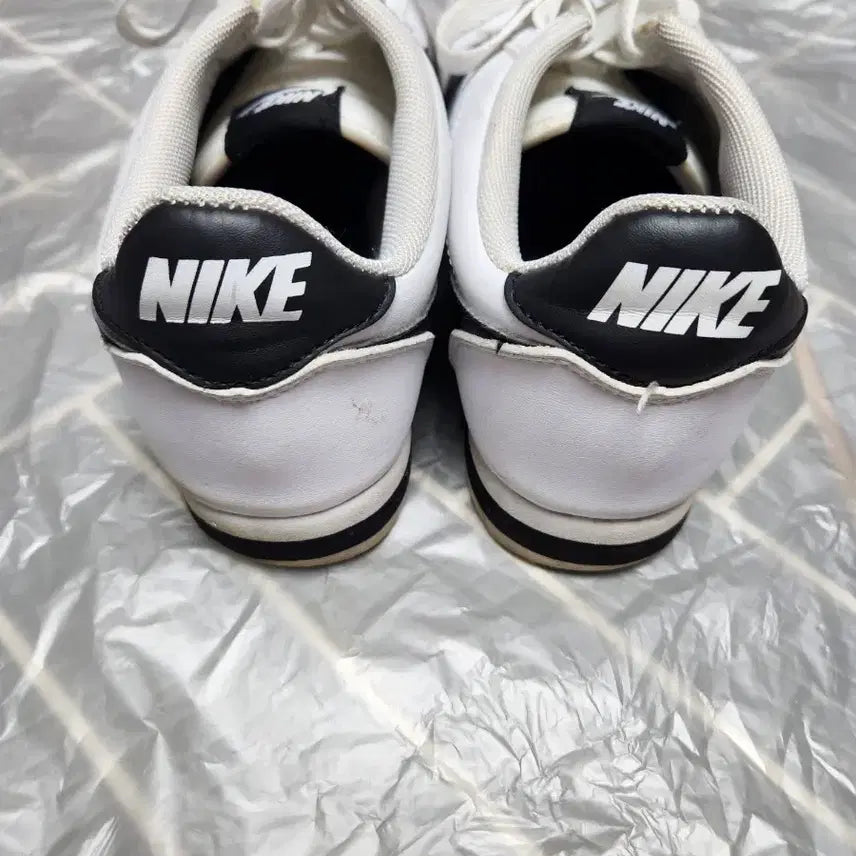 [BUNJANG] Nike Cortez White and Black Sneakers 260 / 카/나이키 코르테즈 흰검 운동화260