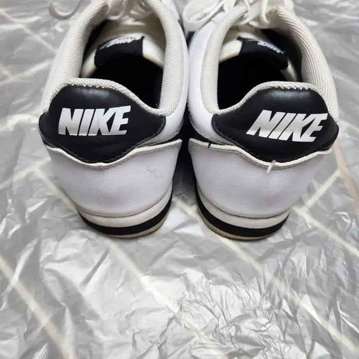 [BUNJANG] Nike Cortez White and Black Sneakers 260 / 카/나이키 코르테즈 흰검 운동화260