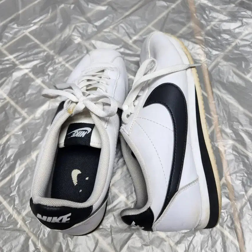[BUNJANG] Nike Cortez White and Black Sneakers 260 / 카/나이키 코르테즈 흰검 운동화260