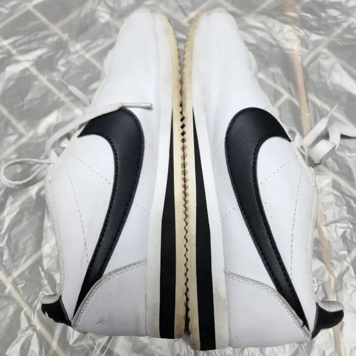 [BUNJANG] Nike Cortez White and Black Sneakers 260 / 카/나이키 코르테즈 흰검 운동화260