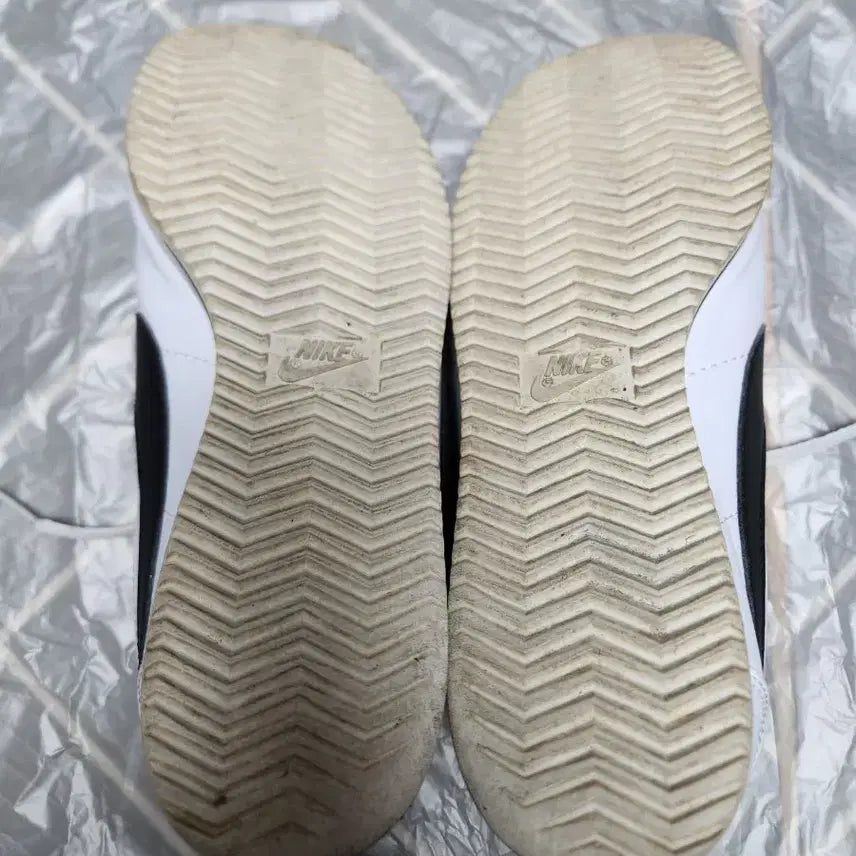 [BUNJANG] Nike Cortez White and Black Sneakers 260 / 카/나이키 코르테즈 흰검 운동화260