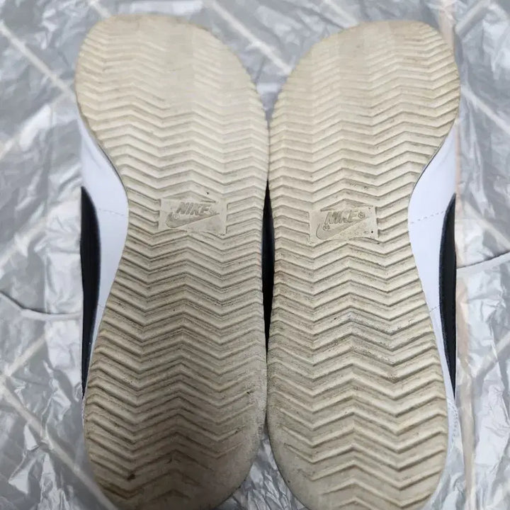 [BUNJANG] Nike Cortez White and Black Sneakers 260 / 카/나이키 코르테즈 흰검 운동화260
