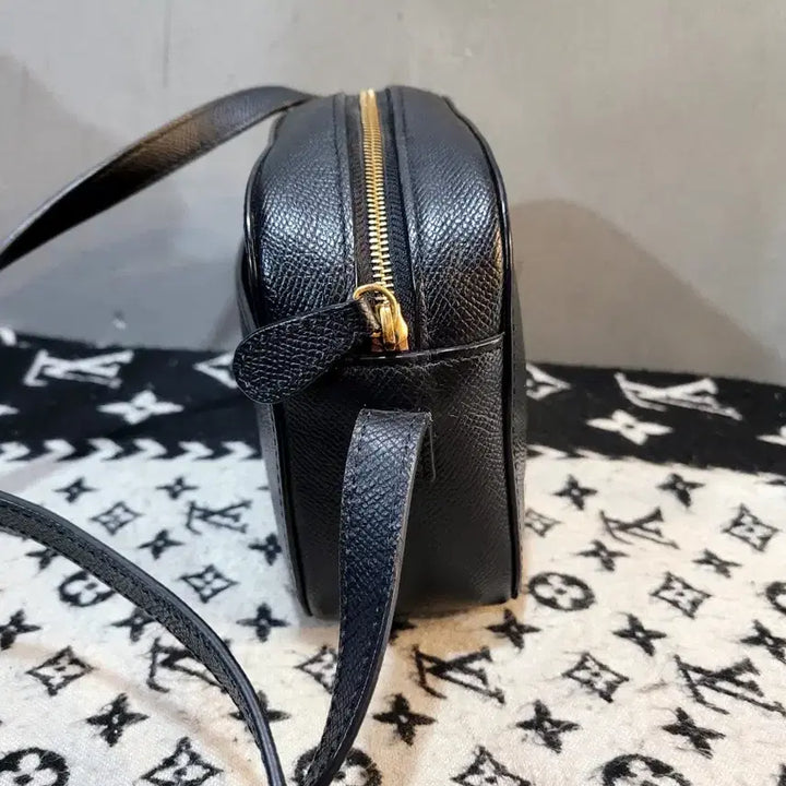 [SOLD OUT] 정품 발렌시아가 빌 카메라 크로스백