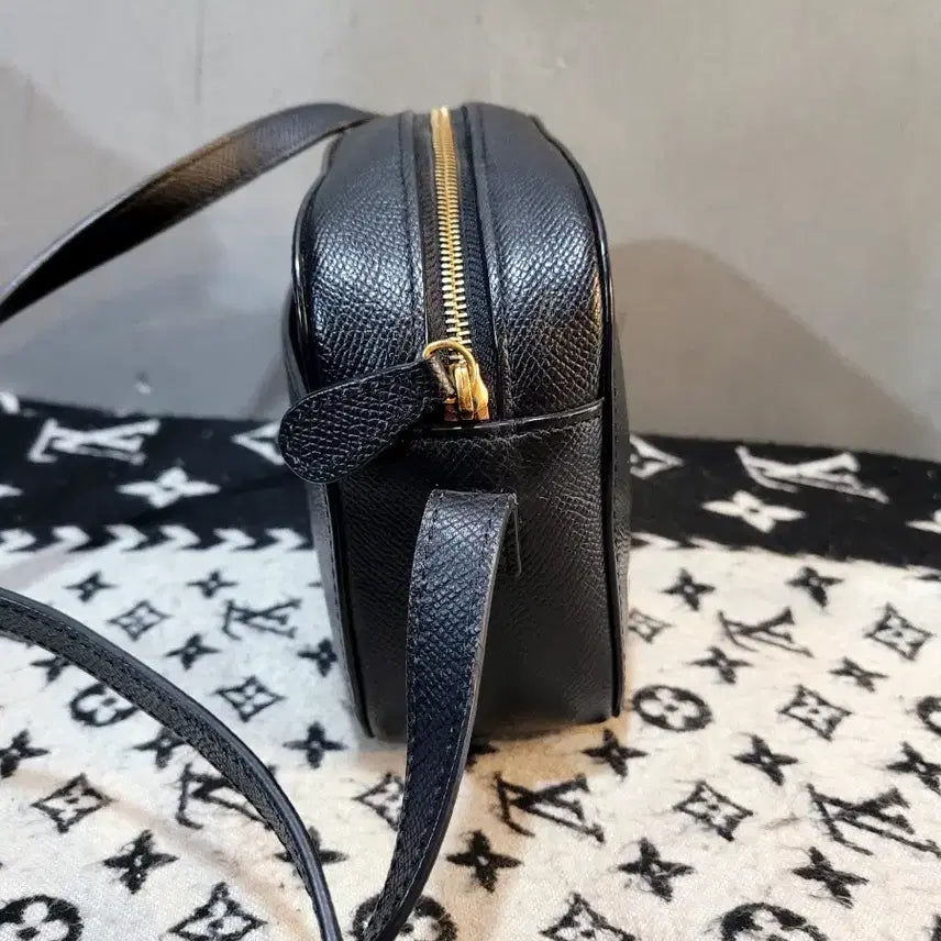 [SOLD OUT] 정품 발렌시아가 빌 카메라 크로스백