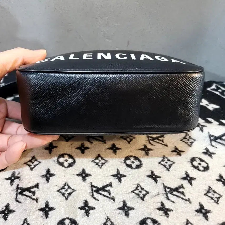 [SOLD OUT] 정품 발렌시아가 빌 카메라 크로스백