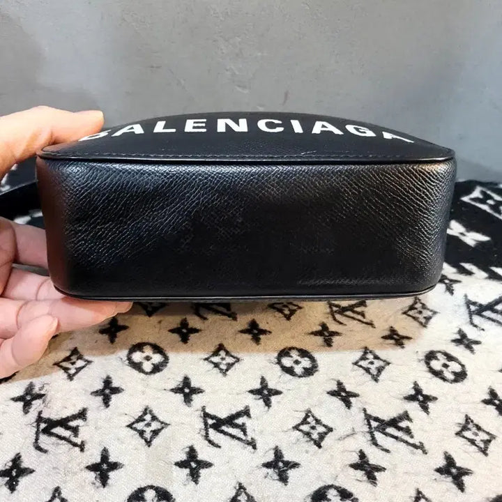 [SOLD OUT] 정품 발렌시아가 빌 카메라 크로스백