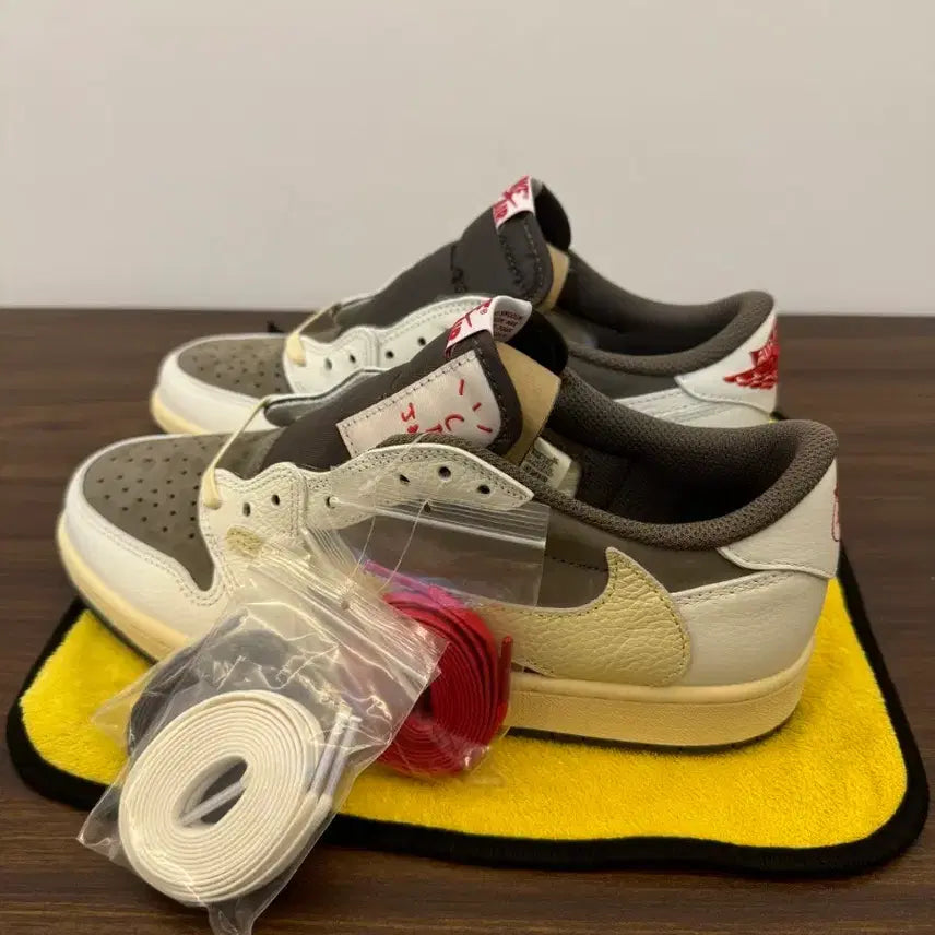 [BUNJANG] Nike Travis Scott Jordan 1 Low Suede Mocha Sneakers / 나이키 트래비스 스캇 조던 1 로우 스웨이드 모카입니다