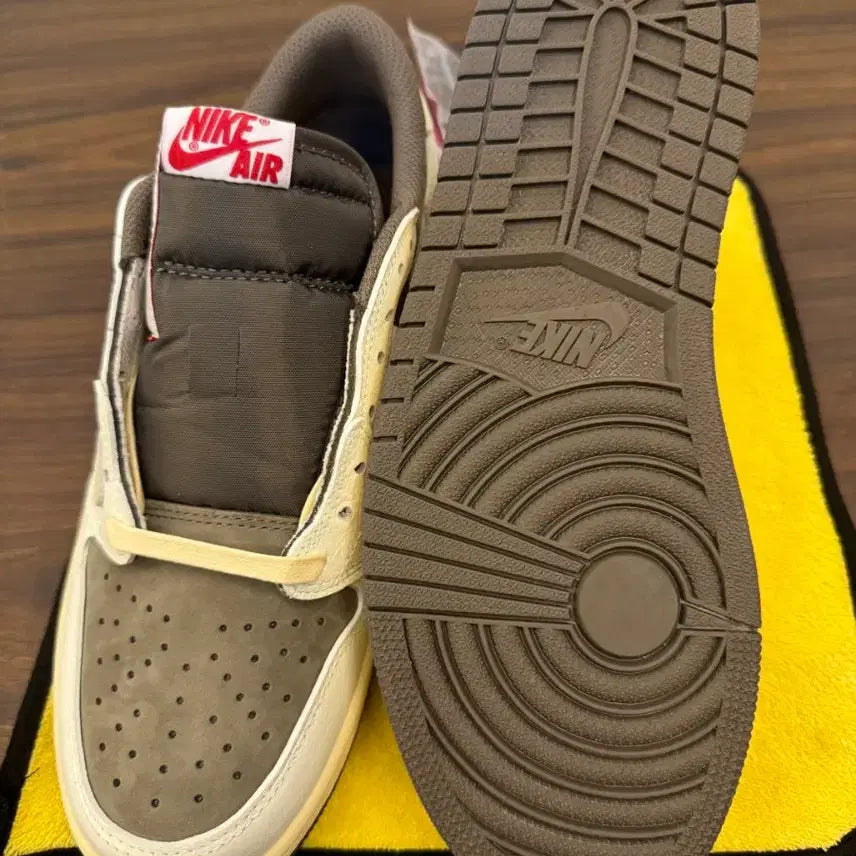 [BUNJANG] Nike Travis Scott Jordan 1 Low Suede Mocha Sneakers / 나이키 트래비스 스캇 조던 1 로우 스웨이드 모카입니다
