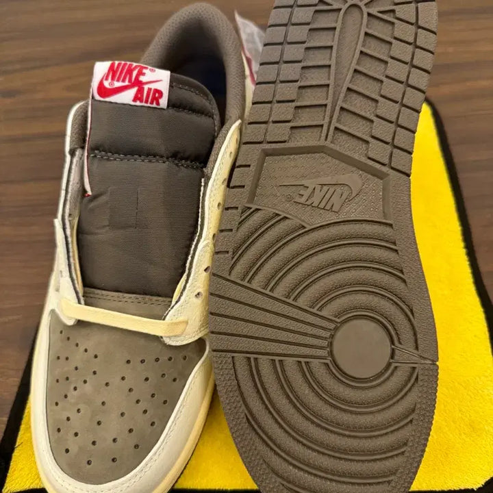 [BUNJANG] Nike Travis Scott Jordan 1 Low Suede Mocha Sneakers / 나이키 트래비스 스캇 조던 1 로우 스웨이드 모카입니다