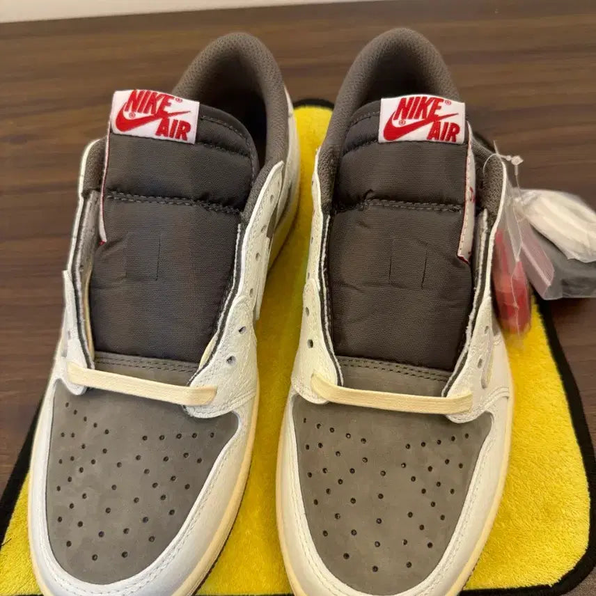 [BUNJANG] Nike Travis Scott Jordan 1 Low Suede Mocha Sneakers / 나이키 트래비스 스캇 조던 1 로우 스웨이드 모카입니다