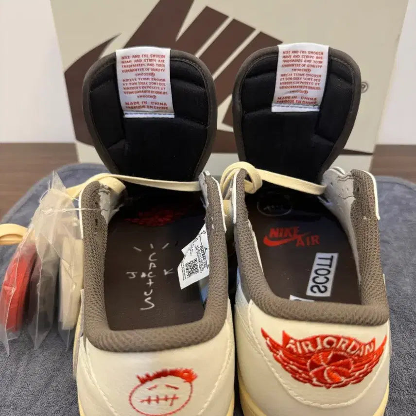 [BUNJANG] Nike Travis Scott Jordan 1 Low Suede Mocha Sneakers / 나이키 트래비스 스캇 조던 1 로우 스웨이드 모카입니다