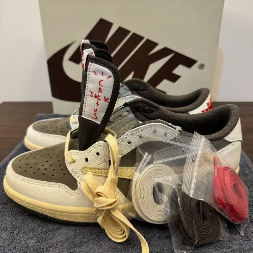 [BUNJANG] Nike Travis Scott Jordan 1 Low Suede Mocha Sneakers / 나이키 트래비스 스캇 조던 1 로우 스웨이드 모카입니다