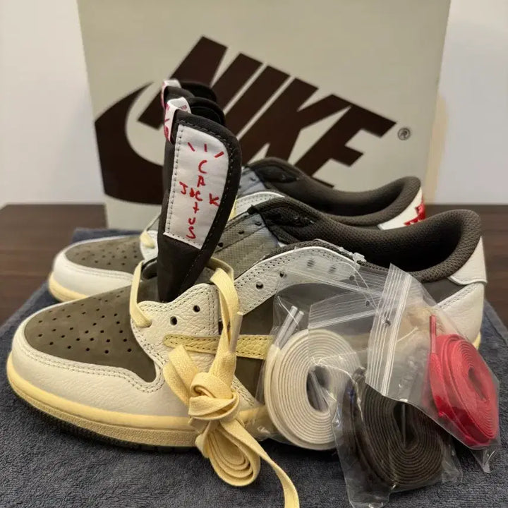 [BUNJANG] Nike Travis Scott Jordan 1 Low Suede Mocha Sneakers / 나이키 트래비스 스캇 조던 1 로우 스웨이드 모카입니다