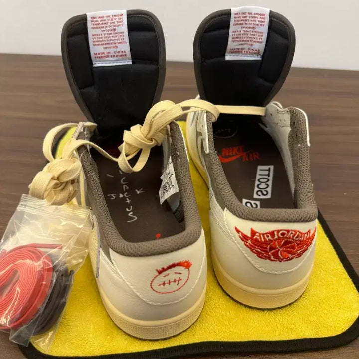 [BUNJANG] Nike Travis Scott Jordan 1 Low Suede Mocha Sneakers / 나이키 트래비스 스캇 조던 1 로우 스웨이드 모카입니다