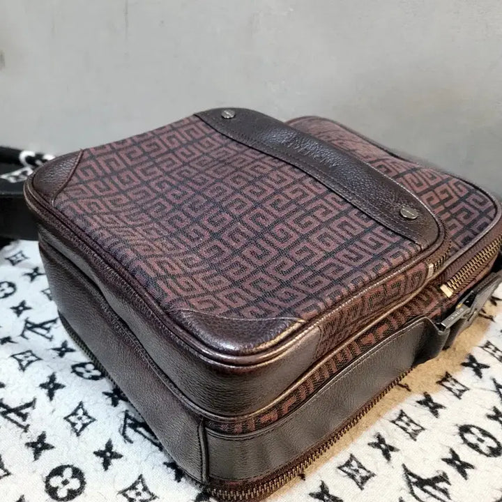 [BUNJANG] Givenchy Vintage Crossbody Bag / 정품 지방시 빈티지 크로스백