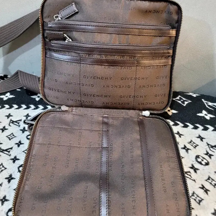 [BUNJANG] Givenchy Vintage Crossbody Bag / 정품 지방시 빈티지 크로스백