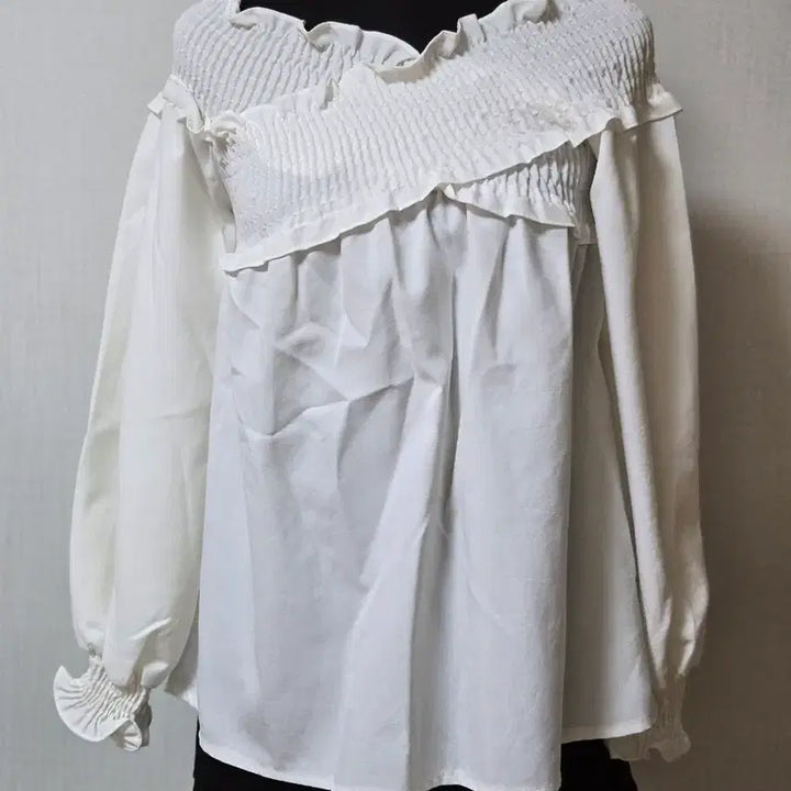 [BUNJANG] Smocked Frill Blouse White / 새상품 어깨 스모크 밴딩  프릴 블라우스 화이트