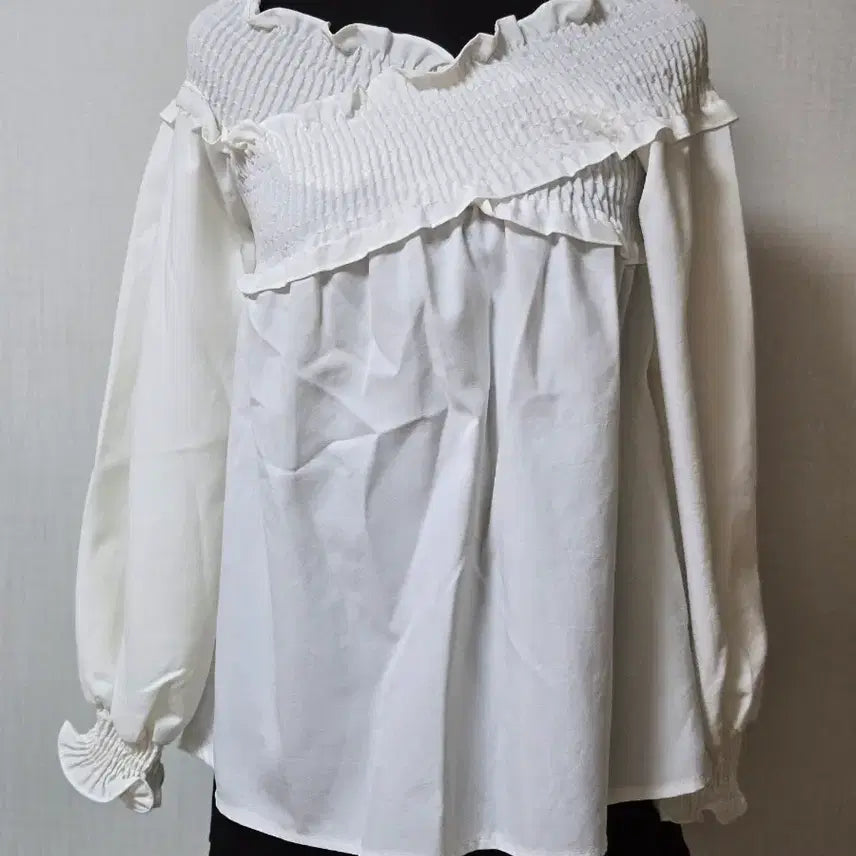[BUNJANG] Smocked Frill Blouse White / 새상품 어깨 스모크 밴딩  프릴 블라우스 화이트
