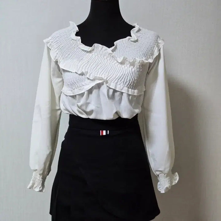 [BUNJANG] Smocked Frill Blouse White / 새상품 어깨 스모크 밴딩  프릴 블라우스 화이트