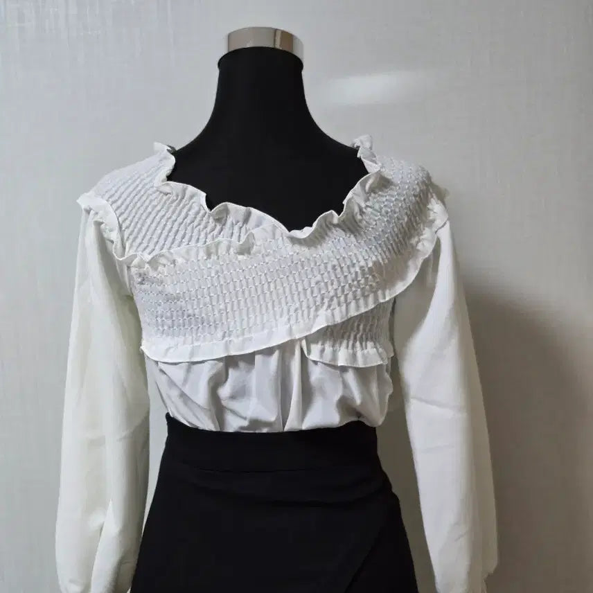 [BUNJANG] Smocked Frill Blouse White / 새상품 어깨 스모크 밴딩  프릴 블라우스 화이트