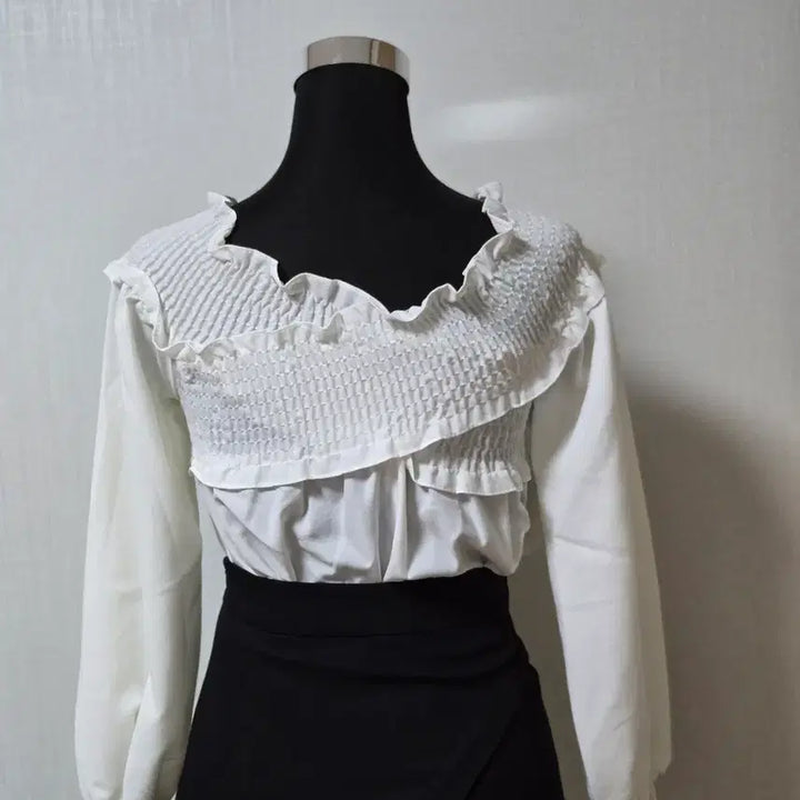 [BUNJANG] Smocked Frill Blouse White / 새상품 어깨 스모크 밴딩  프릴 블라우스 화이트
