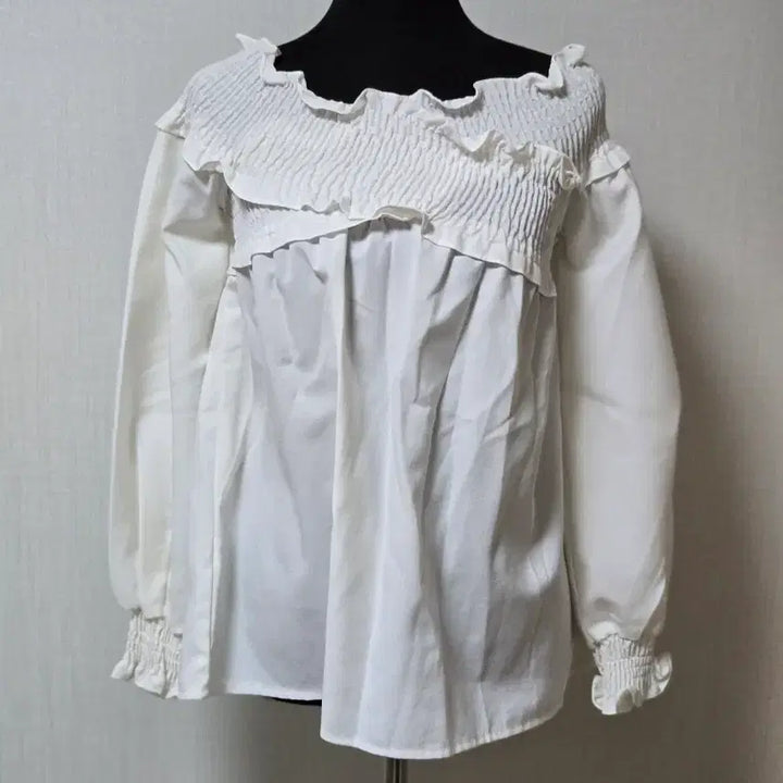 [BUNJANG] Smocked Frill Blouse White / 새상품 어깨 스모크 밴딩  프릴 블라우스 화이트