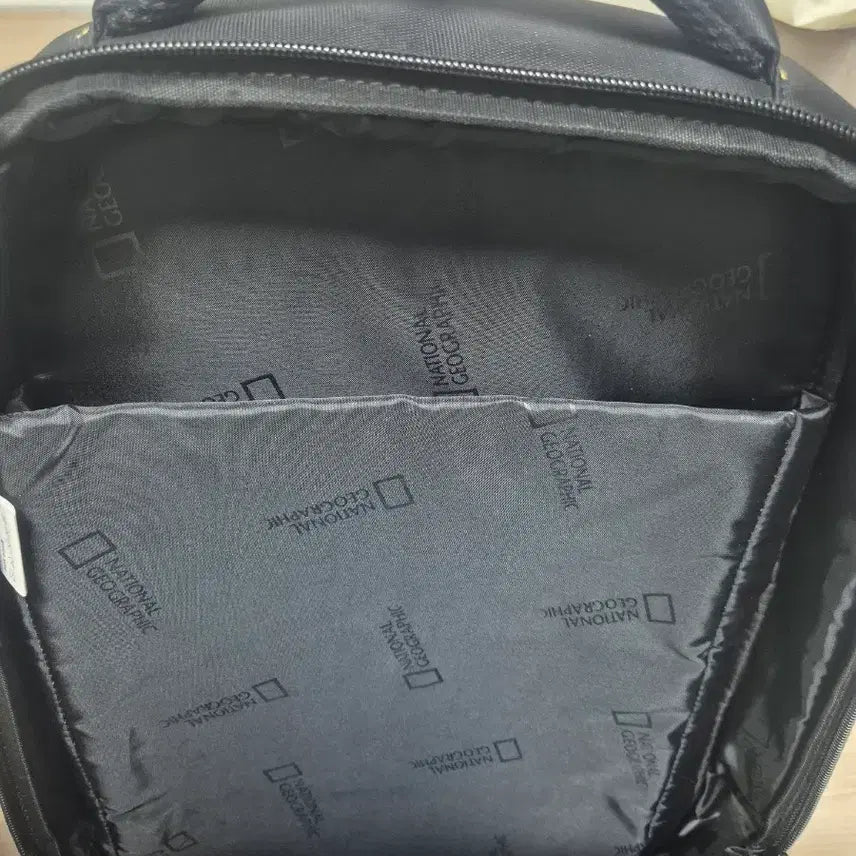[BUNJANG] National Geographic Black Mesh Backpack / 내셔널지오그래픽 블랙 메쉬 가방