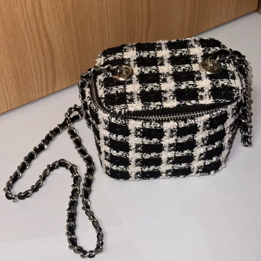 [BUNJANG] Tweed Black &amp; White Mini Chain Bag / 트위드 블랙 화이트 미니백 체인백