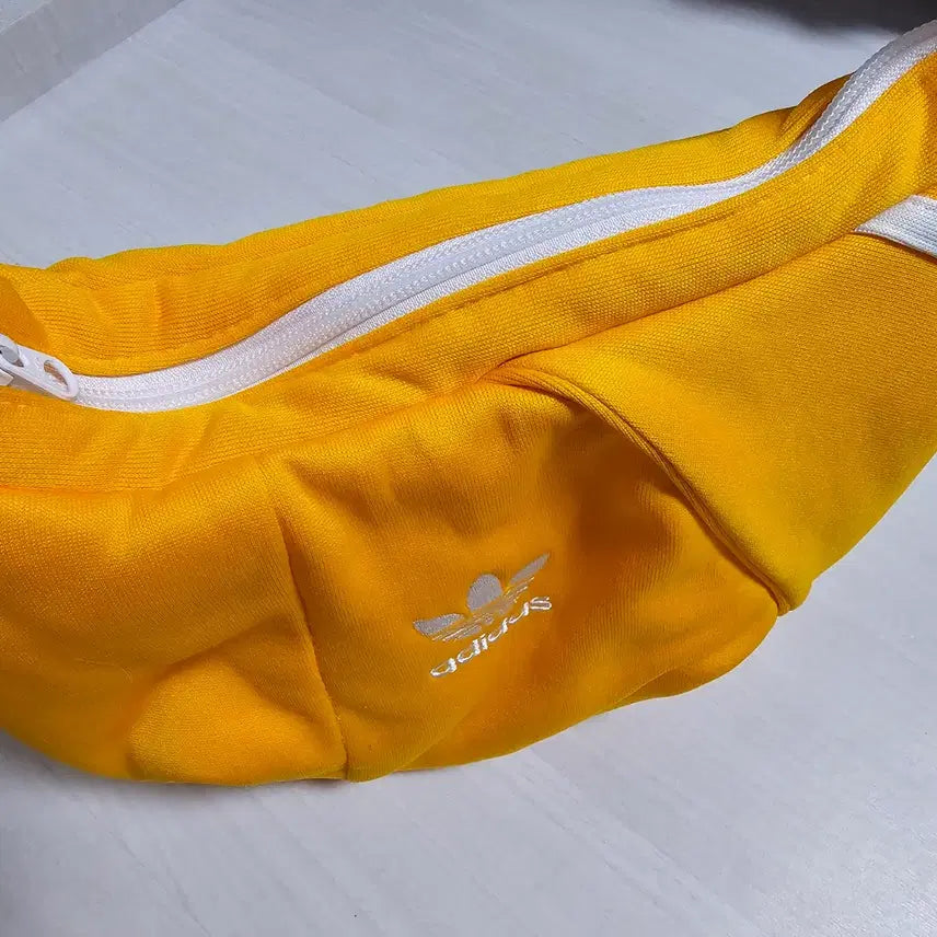 [BUNJANG] Adidas Remake Three Stripes Hobo Bag (Yellow) / [희귀/커스텀] 아디다스 져지 리메이크 삼선 호보백 (옐로우)