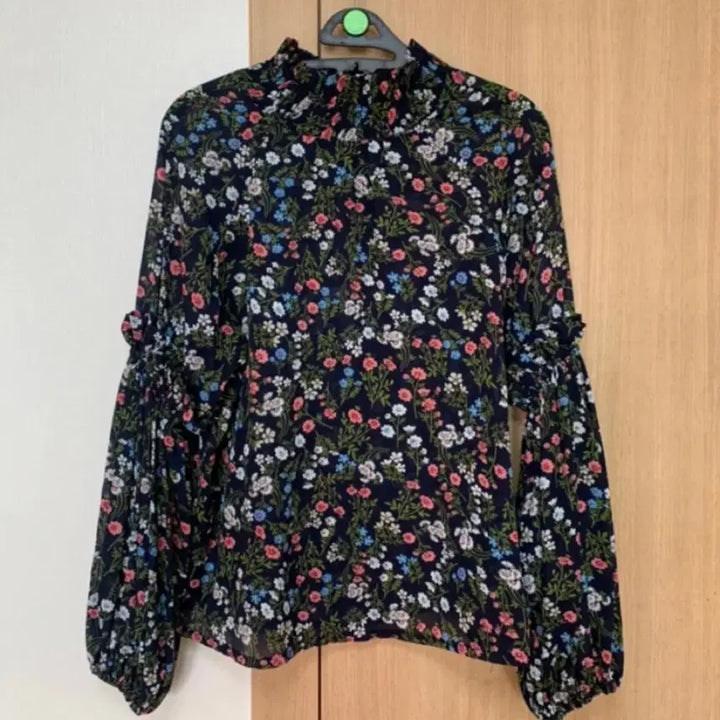 [BUNJANG] Floral Neck Shirring Long Sleeve Blouse / 플라워 넥셔링 블라우스 긴팔