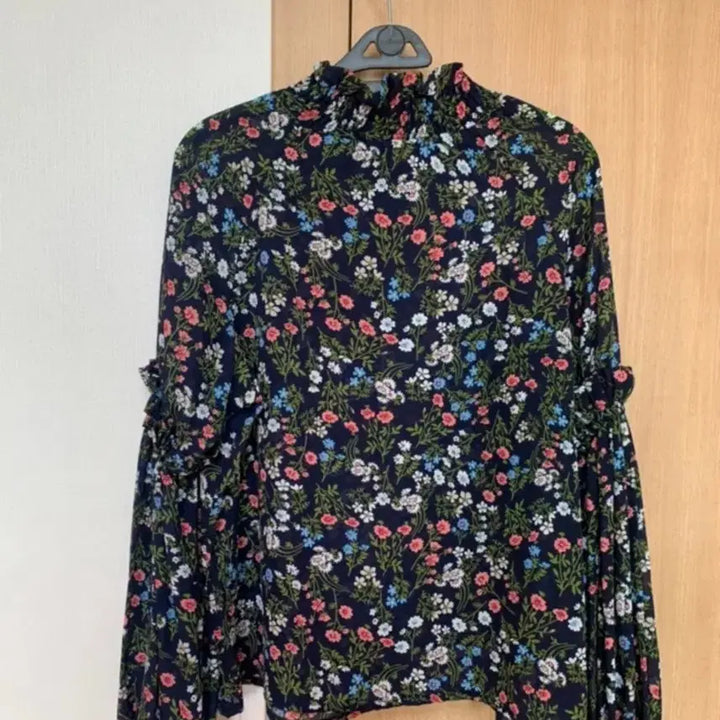 [BUNJANG] Floral Neck Shirring Long Sleeve Blouse / 플라워 넥셔링 블라우스 긴팔