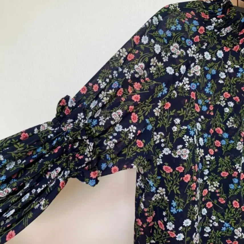 [BUNJANG] Floral Neck Shirring Long Sleeve Blouse / 플라워 넥셔링 블라우스 긴팔